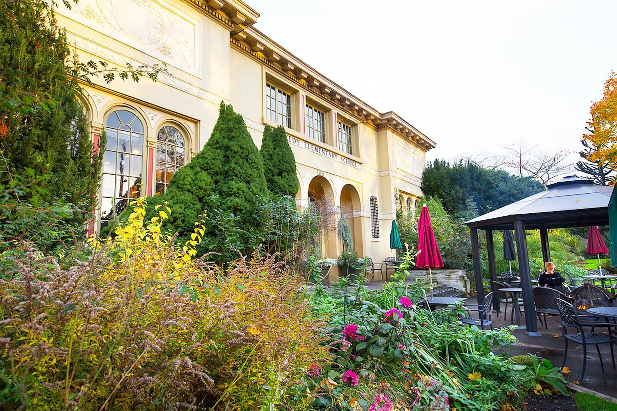 Secluded Patio Cottage Right By All The Action Portland Eksteriør bilde